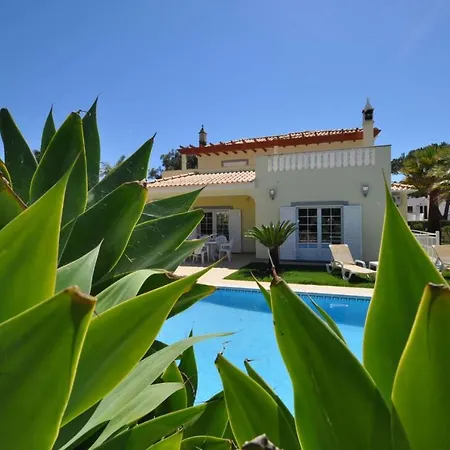 Villa Sleeps 6 With Pool Air Con And Wifi